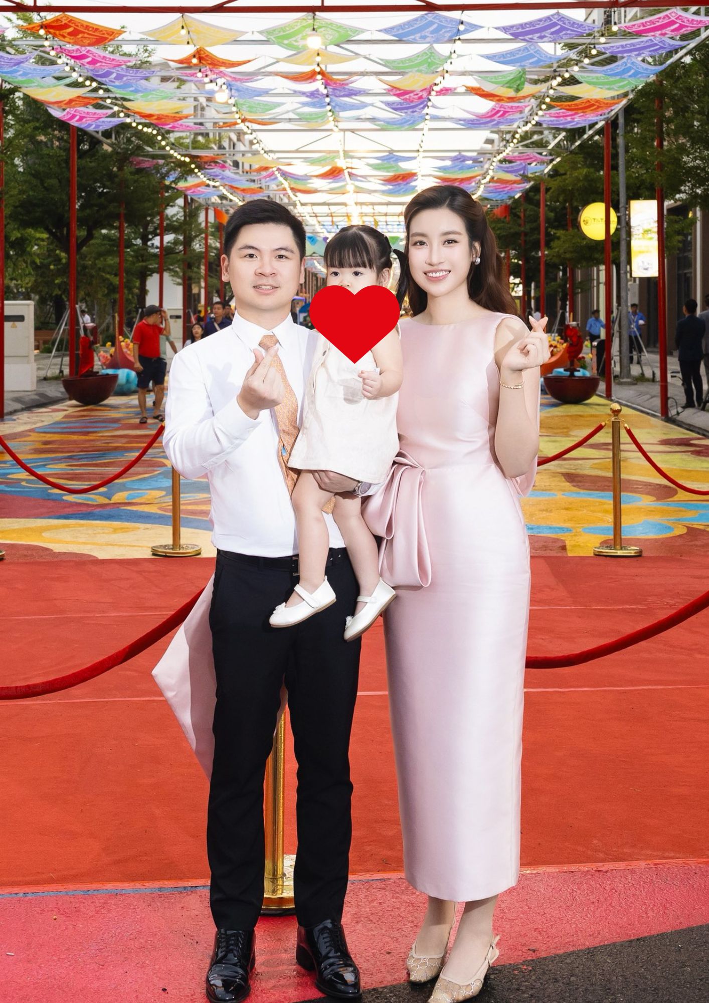 Con gái Đỗ Mỹ Linh 2 tuổi xinh giống mẹ, hát Quốc ca hút triệu view, cuộc sống tiểu thư hào môn gây chú ý- Ảnh 3.