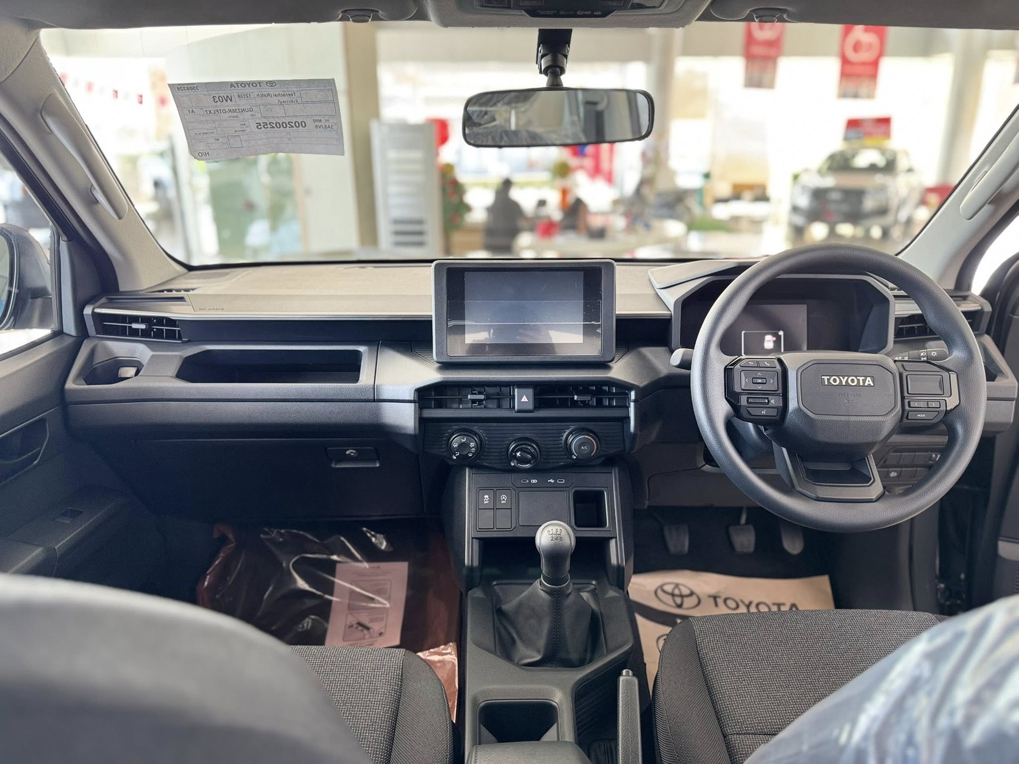 Toyota Hilux 2026 nhận cọc tại Việt Nam: Đại lý báo 3 phiên bản, giá sẽ đắt hơn, về trước Tết cạnh tranh Ranger- Ảnh 4. Toyota Hilux 2026 nhận cọc tại Việt Nam: Đại lý báo 3 phiên bản, giá sẽ đắt hơn, về trước Tết cạnh tranh Ranger- Ảnh 4.