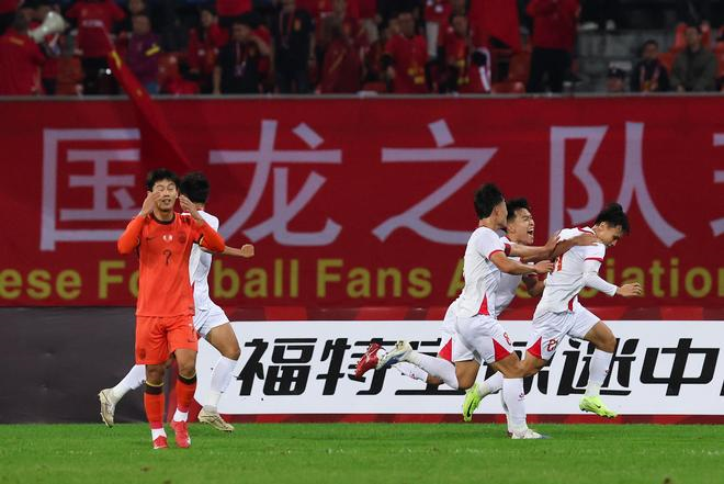 BLV Trung Quốc: "Bóng đá Trung Quốc giờ phải nhìn vào tuyển Việt Nam để phấn đấu"- Ảnh 1.
