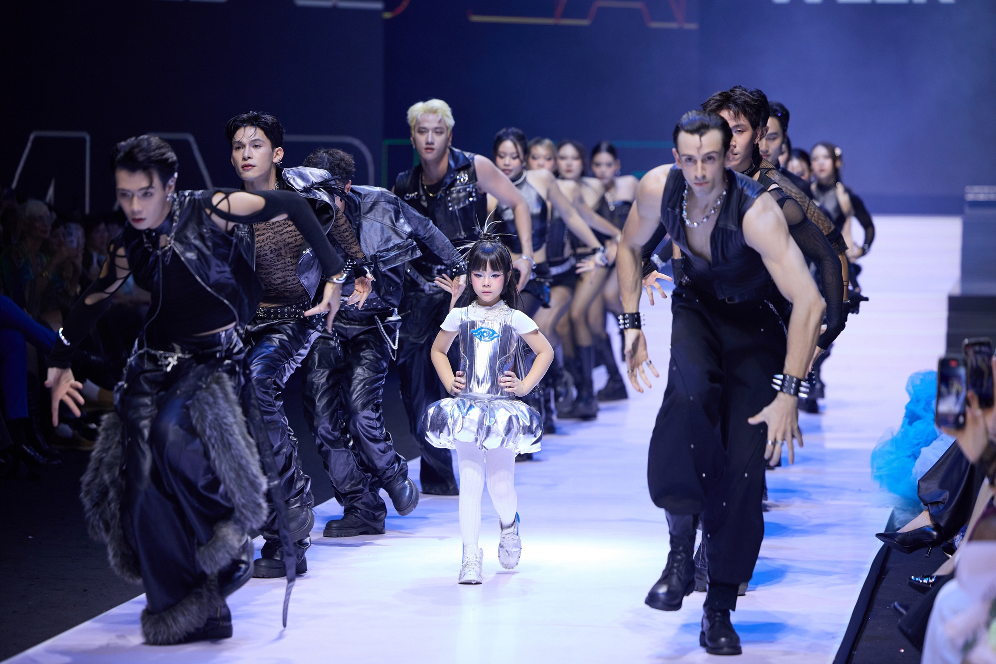 Hoa hậu Sella Trương xuất hiện cuốn hút, mở màn show của NTK Phạm Trần Thu Hằng- Ảnh 1.