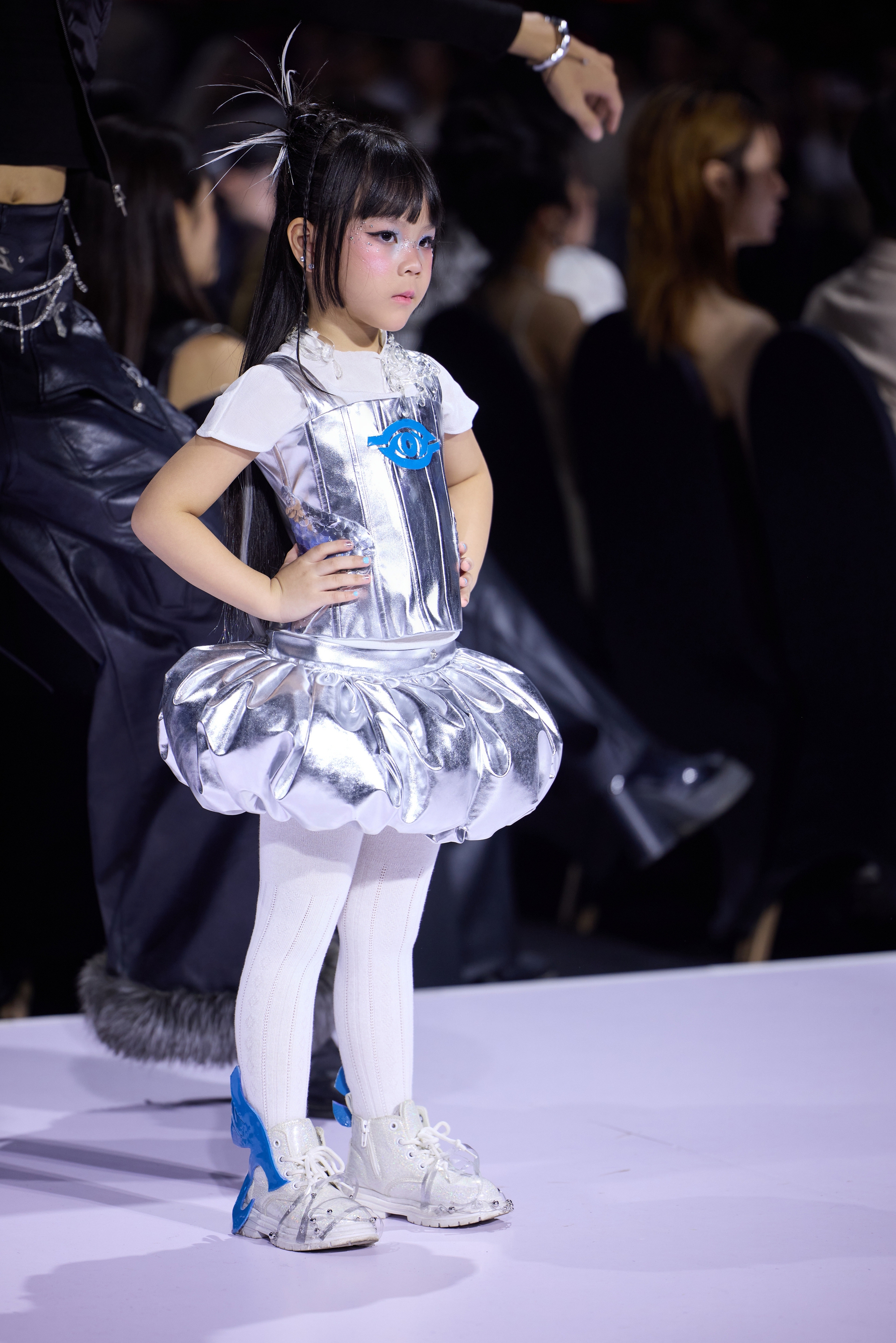 Hoa hậu Sella Trương xuất hiện cuốn hút, mở màn show của NTK Phạm Trần Thu Hằng- Ảnh 15.