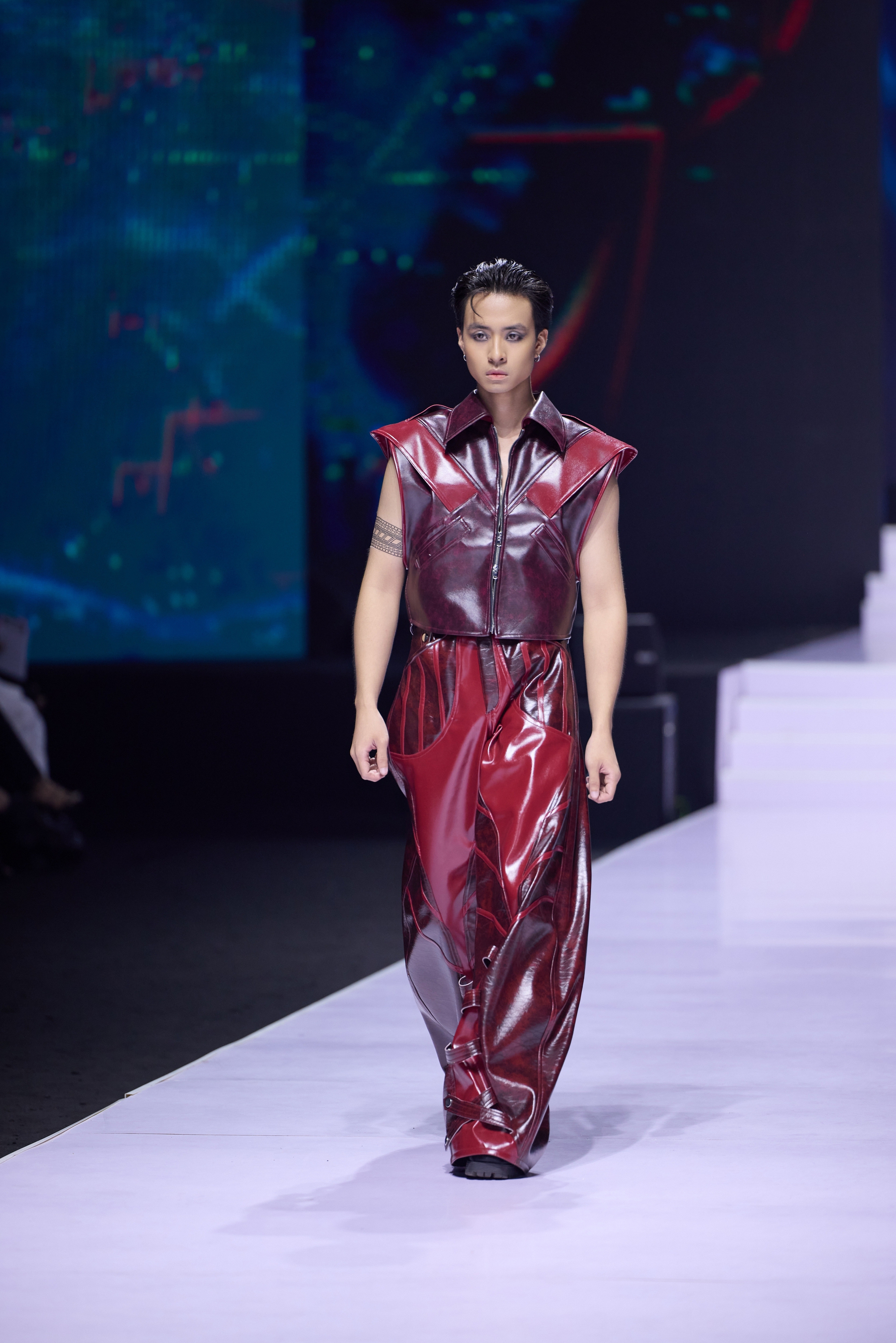 Hoa hậu Sella Trương xuất hiện cuốn hút, mở màn show của NTK Phạm Trần Thu Hằng- Ảnh 12.