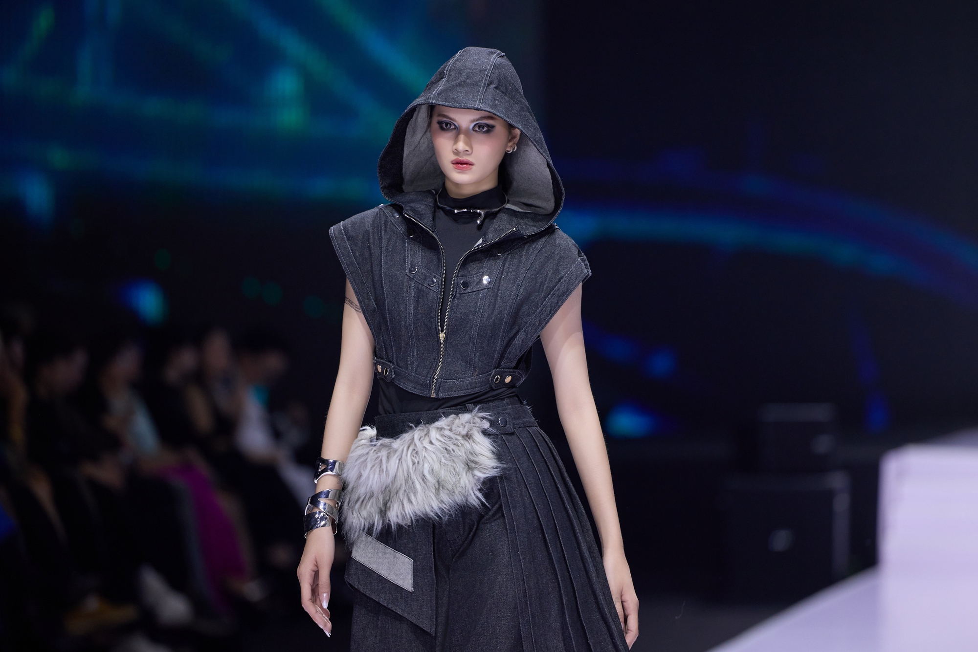 Hoa hậu Sella Trương xuất hiện cuốn hút, mở màn show của NTK Phạm Trần Thu Hằng- Ảnh 8.