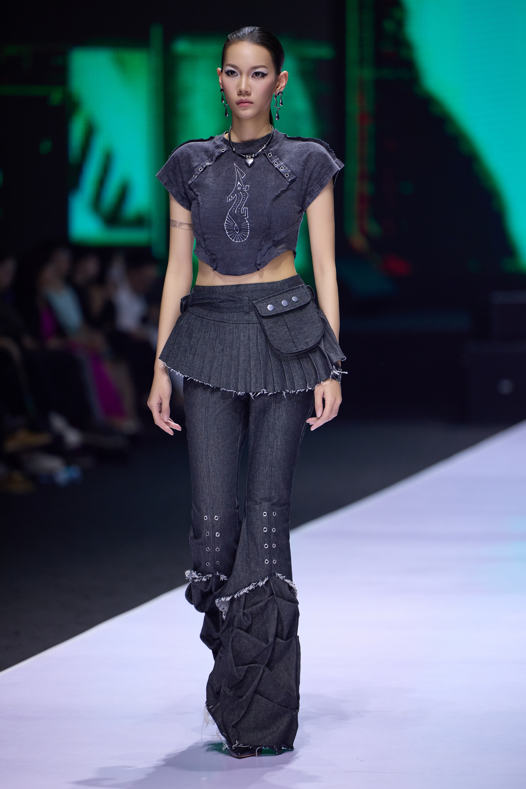 Hoa hậu Sella Trương xuất hiện cuốn hút, mở màn show của NTK Phạm Trần Thu Hằng- Ảnh 16.