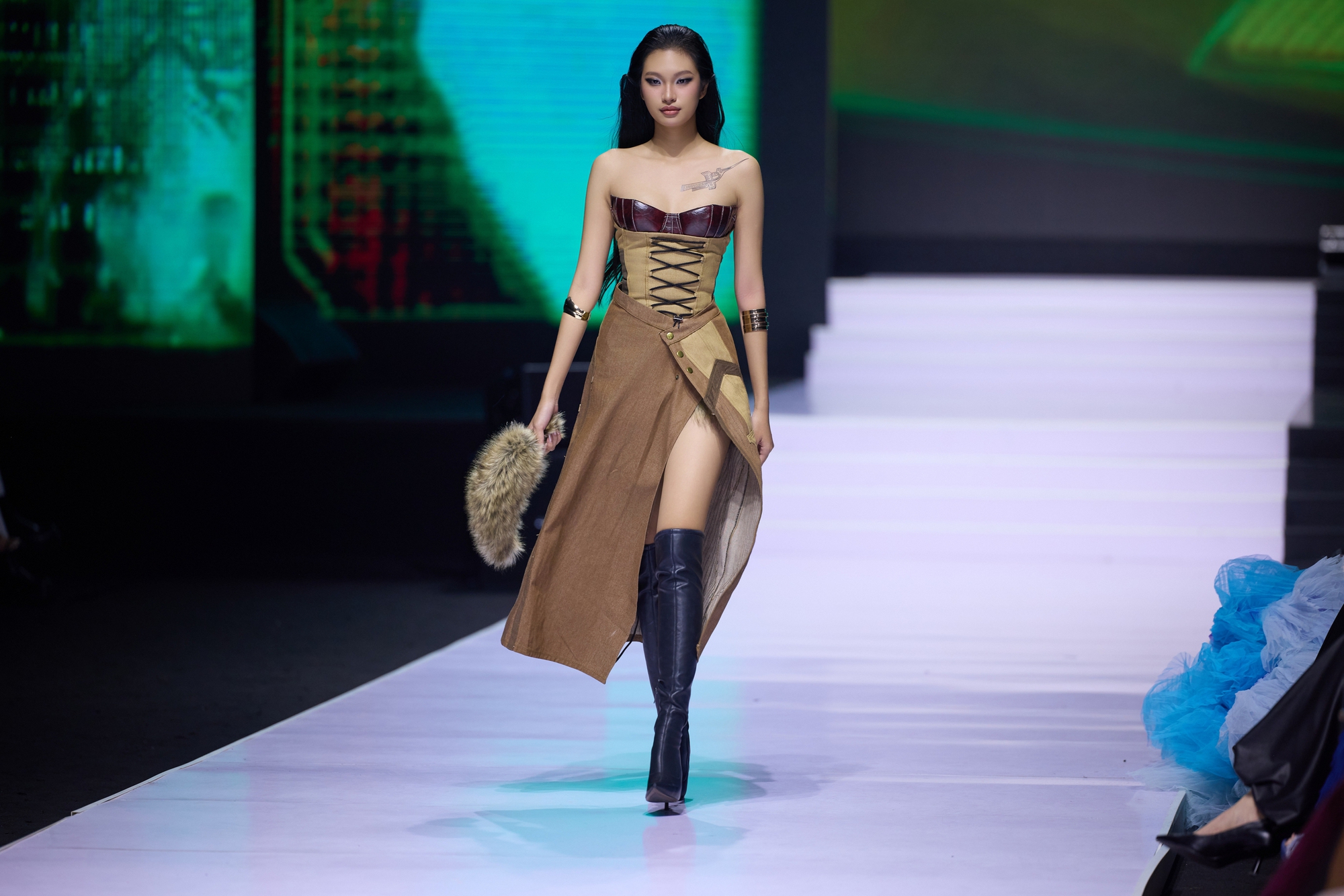 Hoa hậu Sella Trương xuất hiện cuốn hút, mở màn show của NTK Phạm Trần Thu Hằng- Ảnh 13.