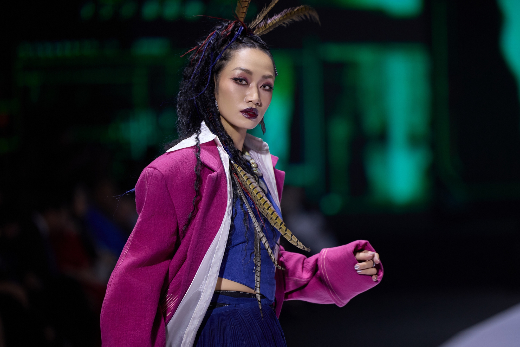 Hoa hậu Sella Trương xuất hiện cuốn hút, mở màn show của NTK Phạm Trần Thu Hằng- Ảnh 5.