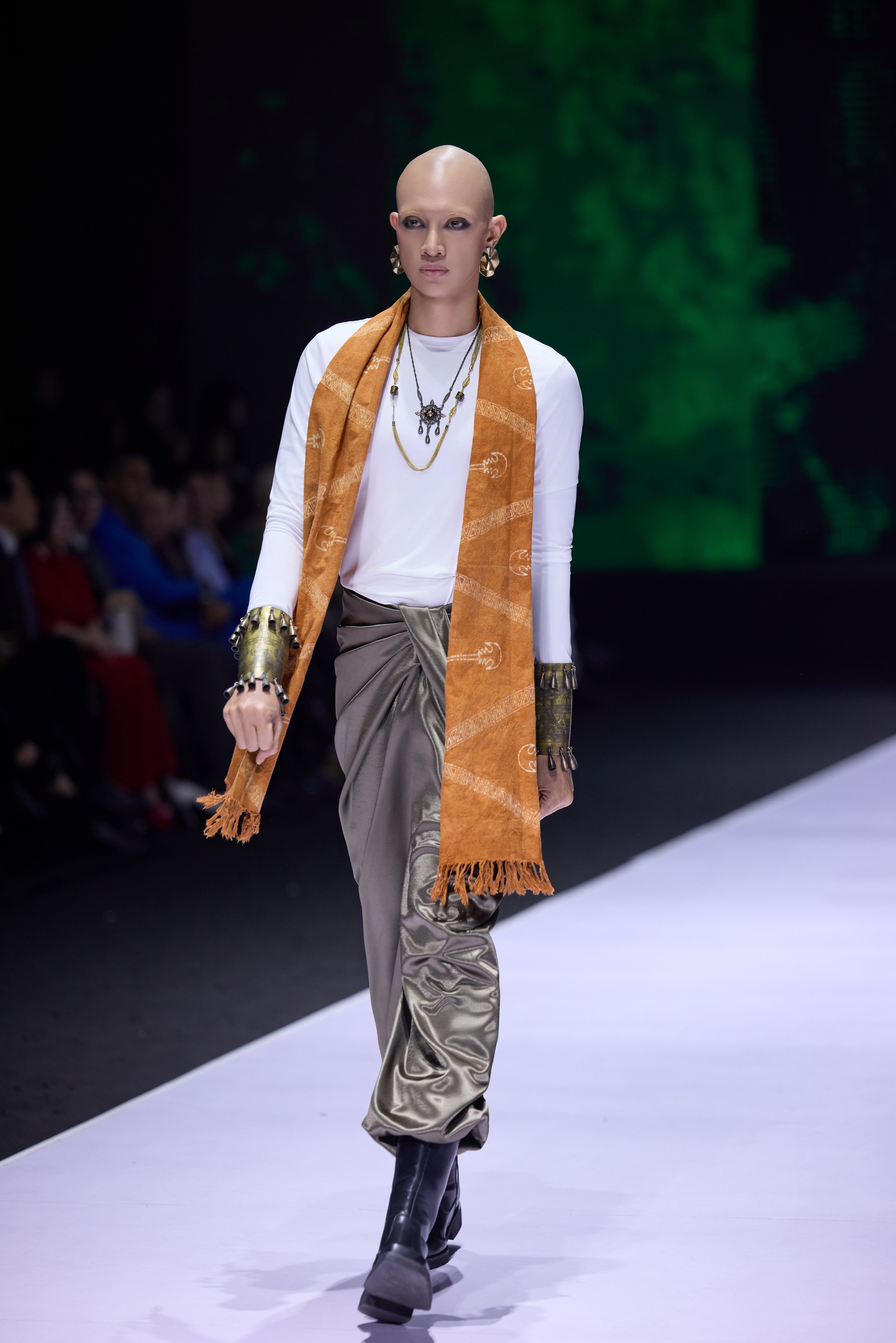 Hoa hậu Sella Trương xuất hiện cuốn hút, mở màn show của NTK Phạm Trần Thu Hằng- Ảnh 6.