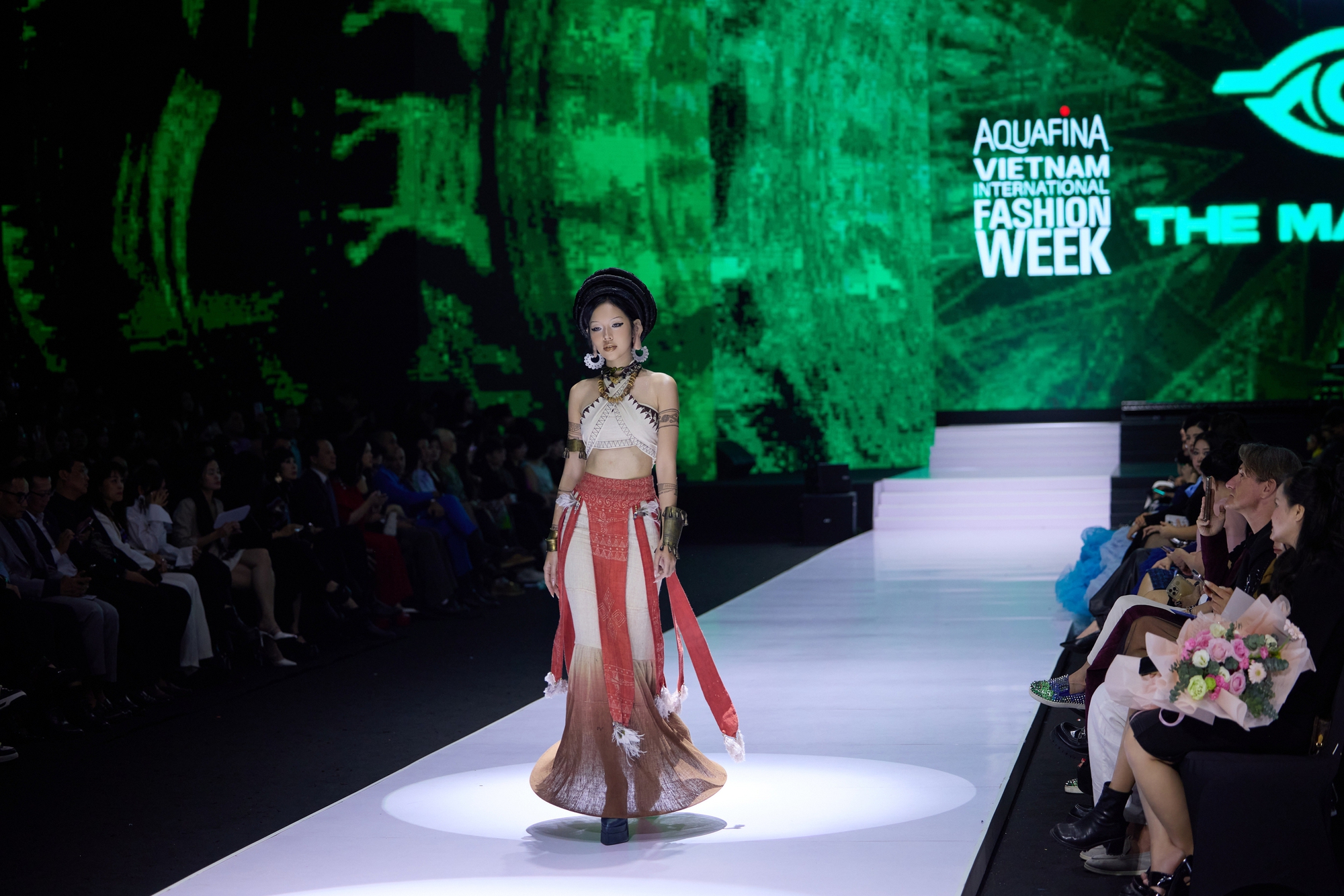 Hoa hậu Sella Trương xuất hiện cuốn hút, mở màn show của NTK Phạm Trần Thu Hằng- Ảnh 7.