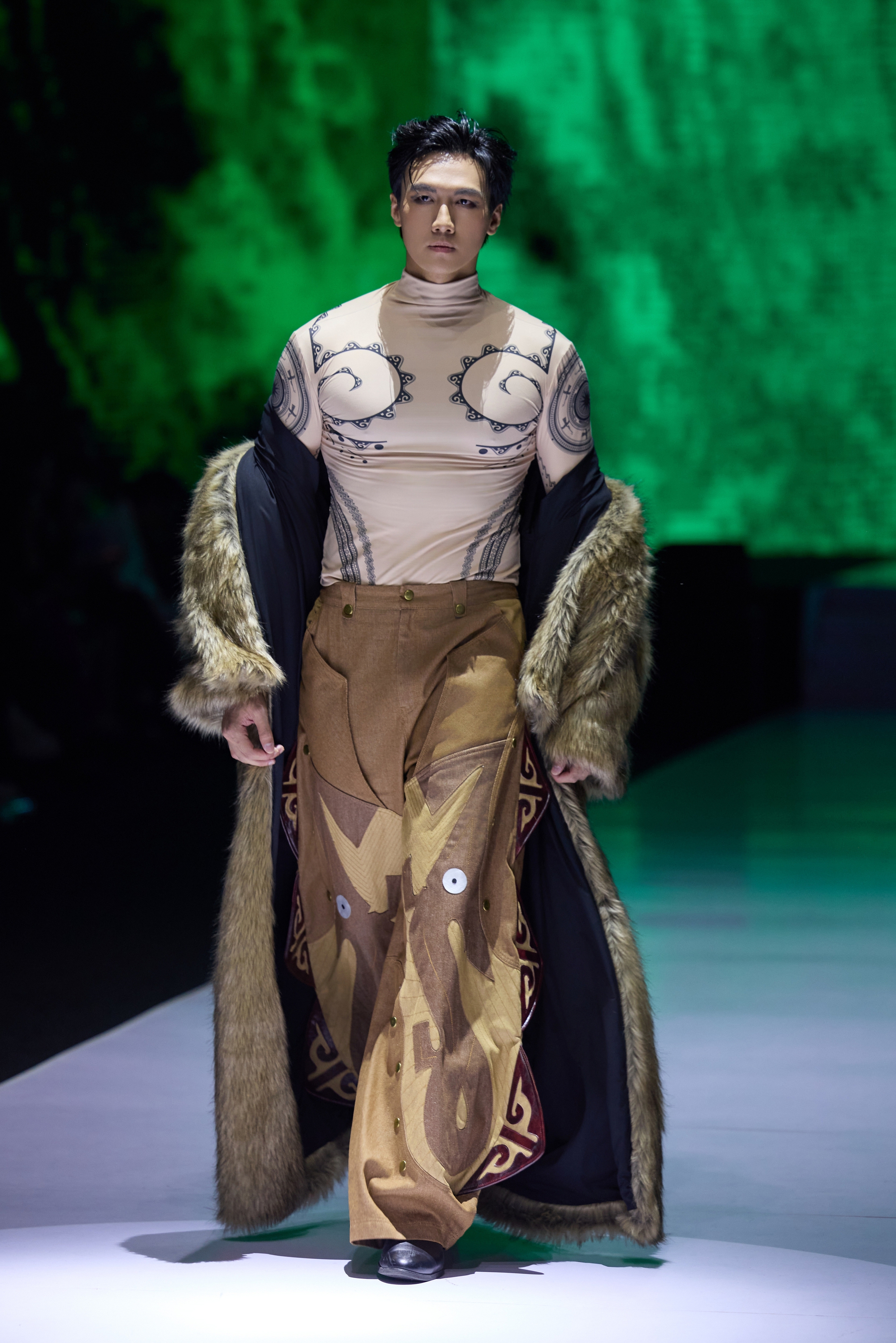 Hoa hậu Sella Trương xuất hiện cuốn hút, mở màn show của NTK Phạm Trần Thu Hằng- Ảnh 11.