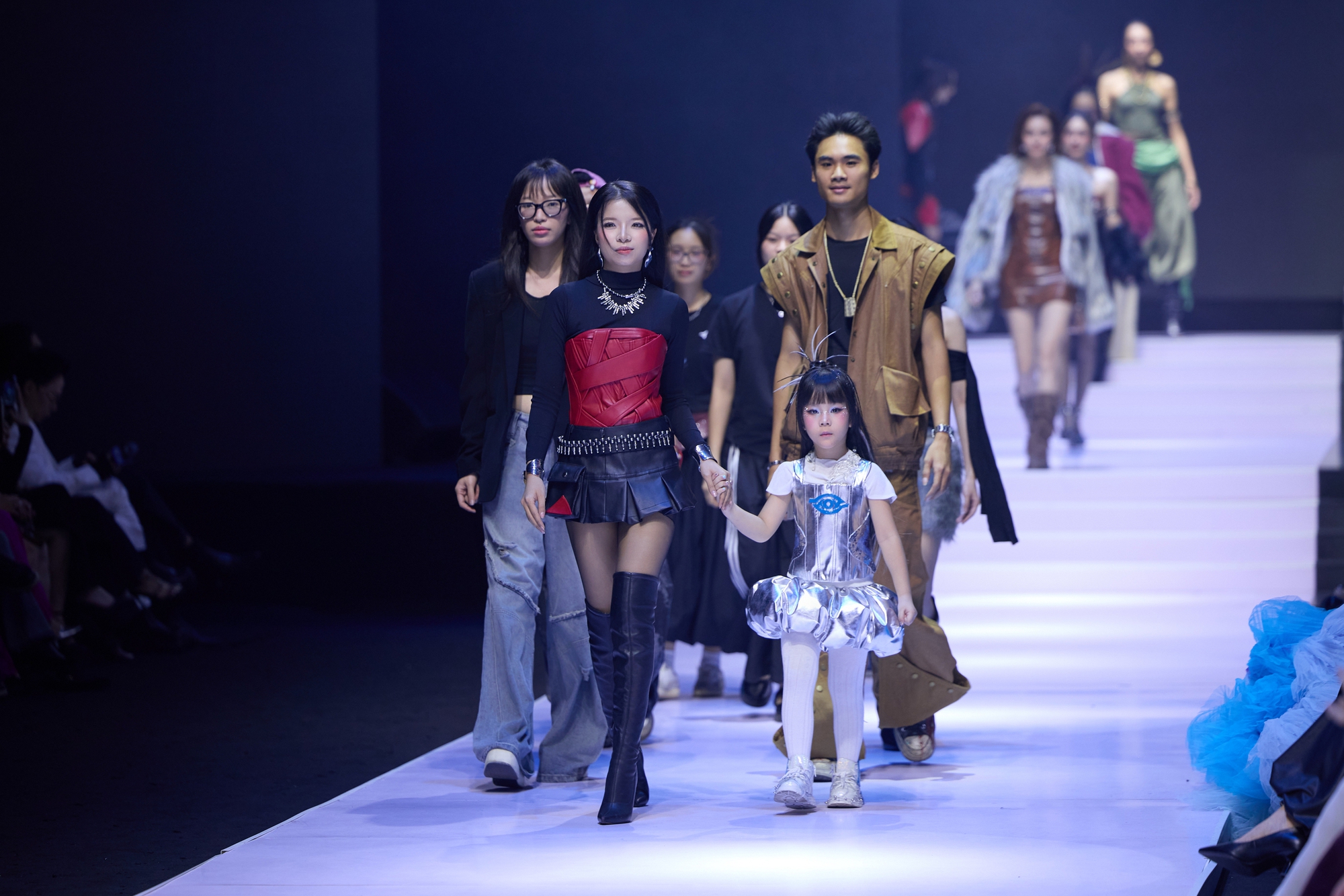 Hoa hậu Sella Trương xuất hiện cuốn hút, mở màn show của NTK Phạm Trần Thu Hằng- Ảnh 10.