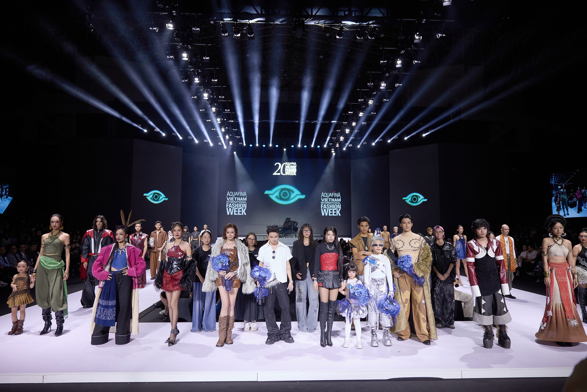 Hoa hậu Sella Trương xuất hiện cuốn hút, mở màn show của NTK Phạm Trần Thu Hằng- Ảnh 17.