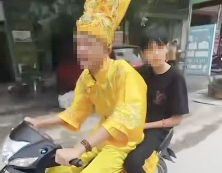 &lsquo;T&aacute;o giao th&ocirc;ng&rsquo; ph&oacute;ng xe kh&ocirc;ng mũ, bị Cảnh s&aacute;t giao th&ocirc;ng xử phạt h&agrave;ng loạt lỗi- Ảnh 1.