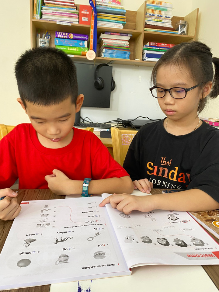 Cô bé 9 tuổi gây sốt vì dạy em trai 'chất' như cô giáo, nói tiếng Anh siêu chuẩn- Ảnh 8.