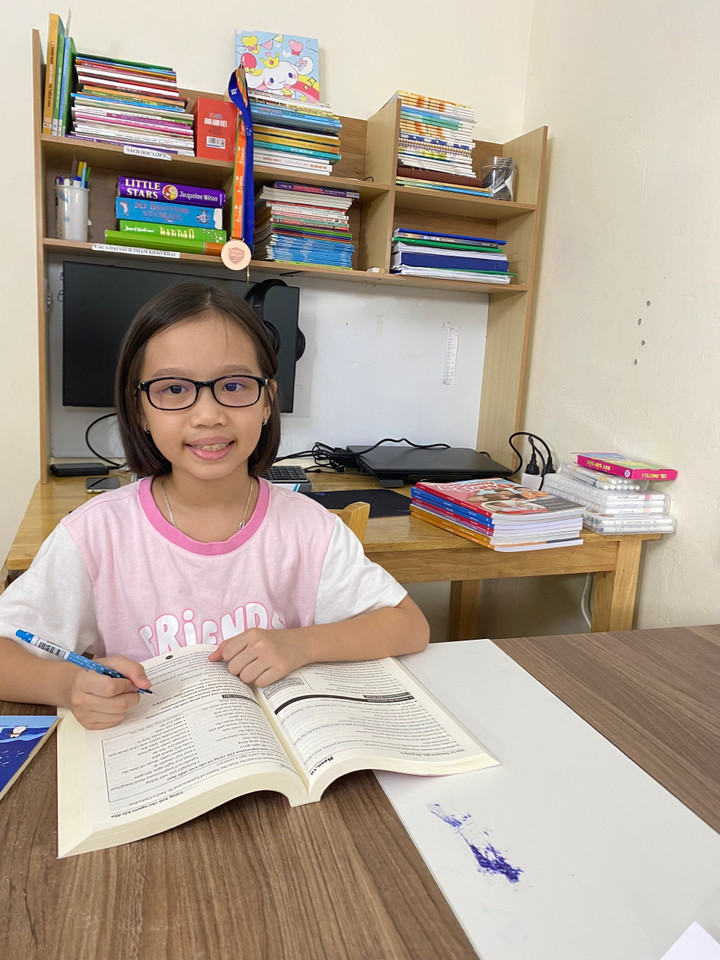 Cô bé 9 tuổi gây sốt vì dạy em trai 'chất' như cô giáo, nói tiếng Anh siêu chuẩn- Ảnh 3.