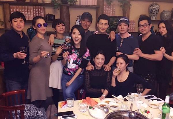 Họp lớp sau 20 năm: Nhìn cách dùng tiền là biết ai thật sự vững – ai chỉ đang cố tỏ ra giàu- Ảnh 1. Họp lớp sau 20 năm: Nhìn cách dùng tiền là biết ai thật sự vững – ai chỉ đang cố tỏ ra giàu- Ảnh 1.