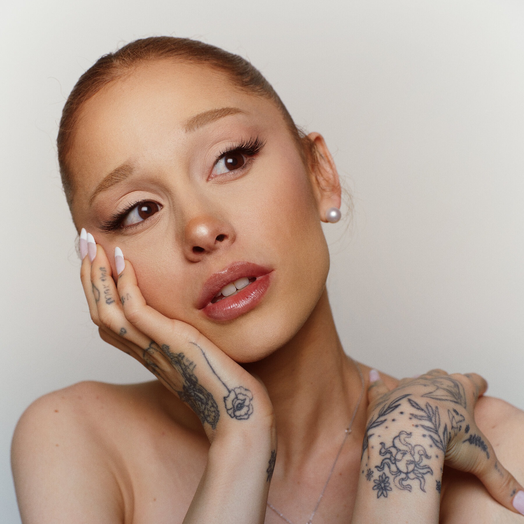 Ariana Grande bị fan cuồng tấn công giữa sự kiện, 1 Ariana Grande bị fan cuồng tấn công giữa sự kiện, 1