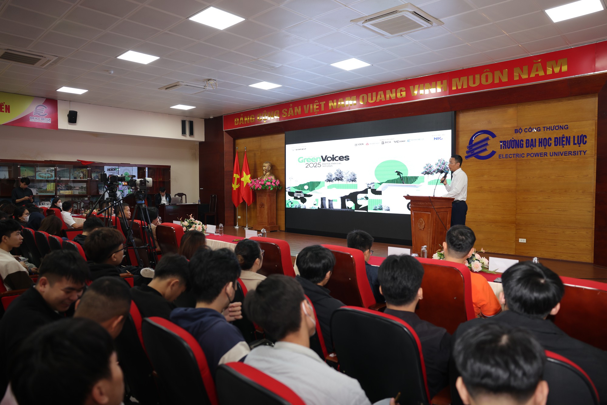 Sinh viên Đại học Điện lực hùng biện về xe điện: giàu sức thuyết phục, có lẽ vì các em có chuyên môn về điện!- Ảnh 1. Sinh viên Đại học Điện lực hùng biện về xe điện: giàu sức thuyết phục, có lẽ vì các em có chuyên môn về điện!- Ảnh 1.