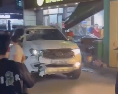 Làm rõ vụ xe 7 chỗ lao vào cửa hàng ăn rồi bỏ chạy khỏi hiện trường- Ảnh 1.