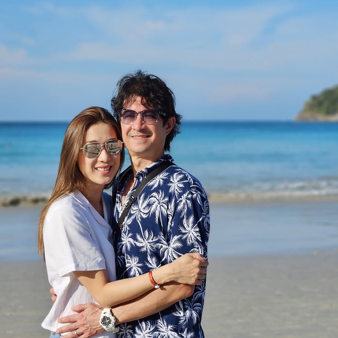 1 Hoa hậu và chồng bác sĩ hơn 13 tuổi đã "toang", đâm đơn kiện nhau ra tòa làm loạn- Ảnh 2. 1 Hoa hậu và chồng bác sĩ hơn 13 tuổi đã "toang", đâm đơn kiện nhau ra tòa làm loạn- Ảnh 2.