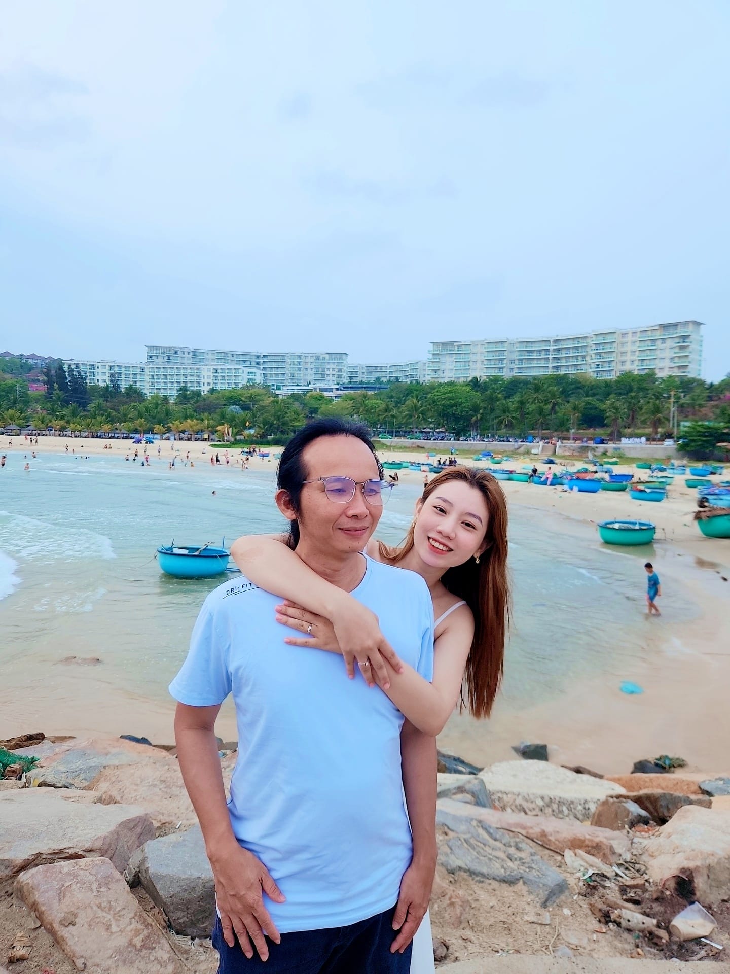 C&ocirc; g&aacute;i xinh xắn lấy chồng khiếm thị hơn 18 tuổi, tiết lộ bất ngờ về cuộc n&oacute;i chuyện với vợ cũ của chồng- Ảnh 6.