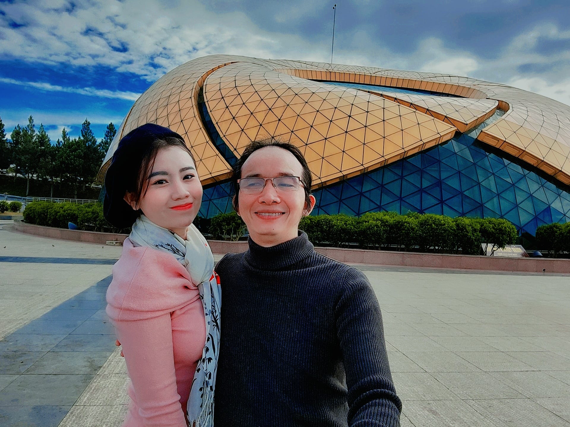 C&ocirc; g&aacute;i xinh xắn lấy chồng khiếm thị hơn 18 tuổi, tiết lộ bất ngờ về cuộc n&oacute;i chuyện với vợ cũ của chồng- Ảnh 5.