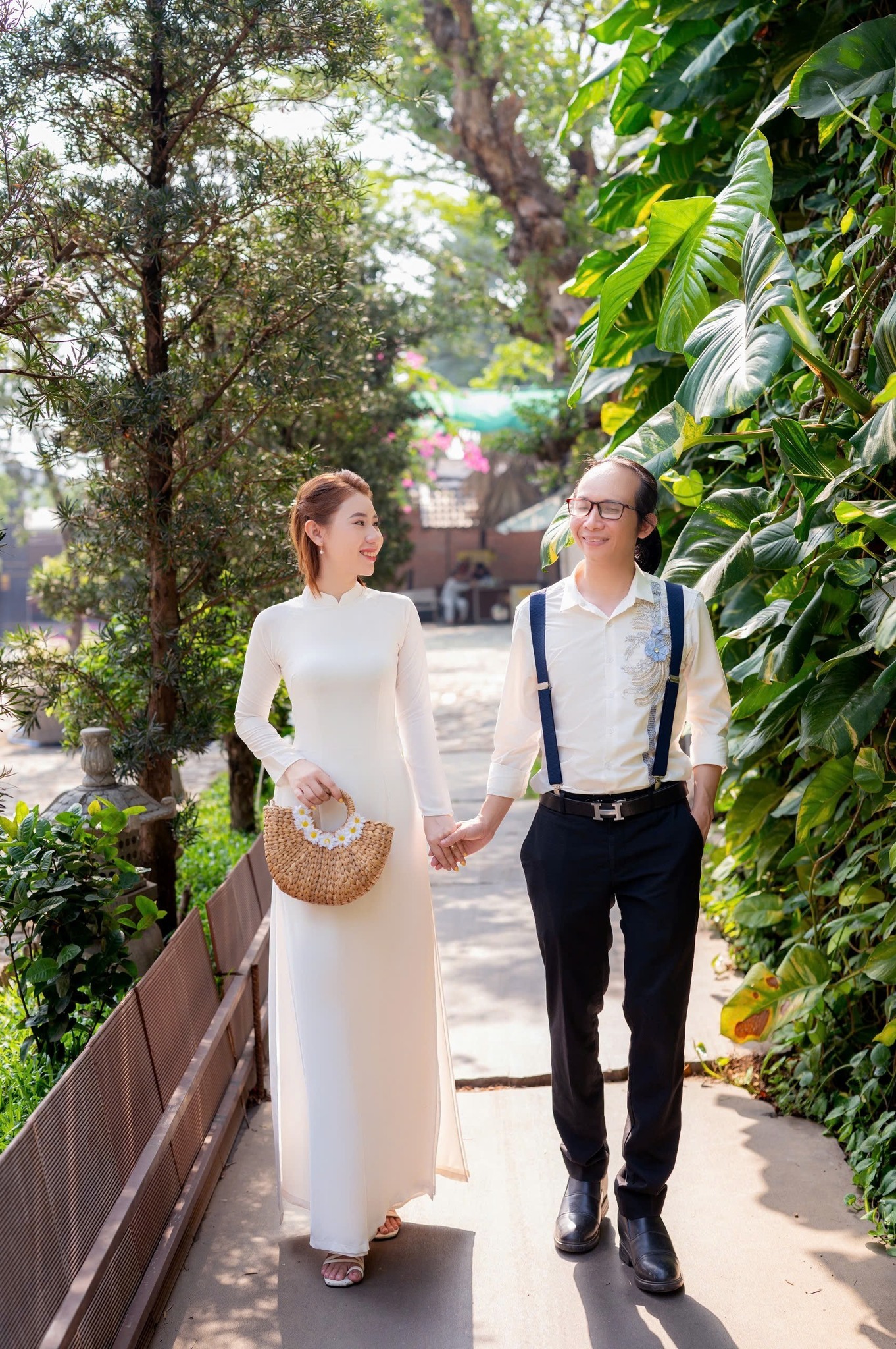 C&ocirc; g&aacute;i xinh xắn lấy chồng khiếm thị hơn 18 tuổi, tiết lộ bất ngờ về cuộc n&oacute;i chuyện với vợ cũ của chồng- Ảnh 1.