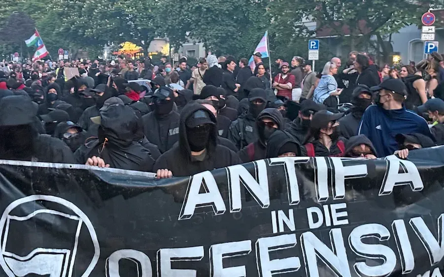 Một cuộc biểu tình chống nhóm Antifa Ost tại Đức (Ảnh: Welt TV)