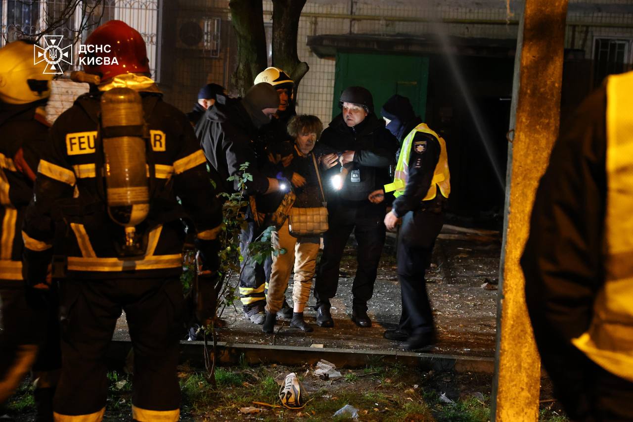 Ukraine đánh 'cảng dầu số 2 của Nga', khói trùm Novorossiysk — Moscow đáp trả bằng 430 UAV và 18 tên lửa- Ảnh 3. Ukraine đánh 'cảng dầu số 2 của Nga', khói trùm Novorossiysk — Moscow đáp trả bằng 430 UAV và 18 tên lửa- Ảnh 3.