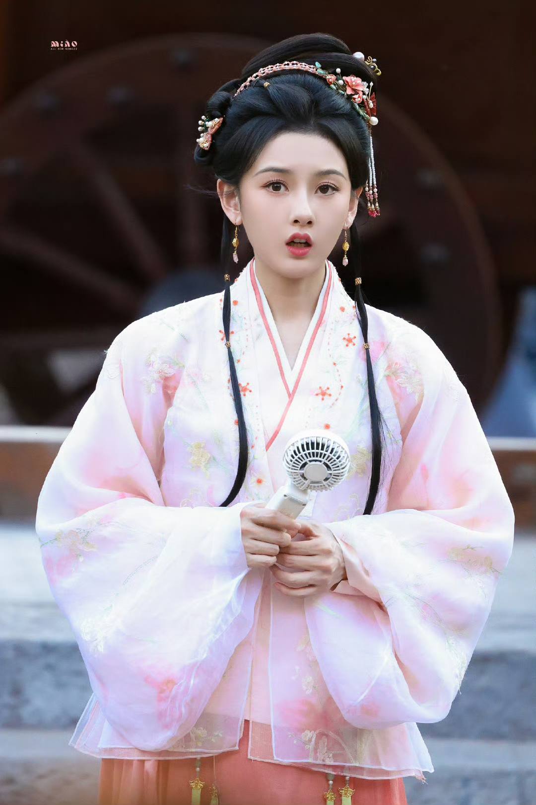 Nhan sắc của mỹ nhân này không thể là người thường được: Trời sinh độc nhất vô nhị, đẹp gì mà đẹp thế- Ảnh 6. Nhan sắc của mỹ nhân này không thể là người thường được: Trời sinh độc nhất vô nhị, đẹp gì mà đẹp thế- Ảnh 6.