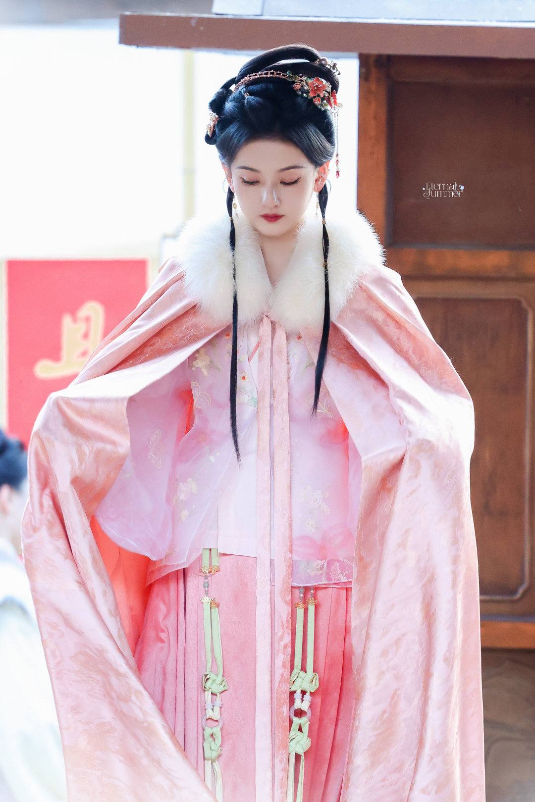 Nhan sắc của mỹ nhân này không thể là người thường được: Trời sinh độc nhất vô nhị, đẹp gì mà đẹp thế- Ảnh 4. Nhan sắc của mỹ nhân này không thể là người thường được: Trời sinh độc nhất vô nhị, đẹp gì mà đẹp thế- Ảnh 4.