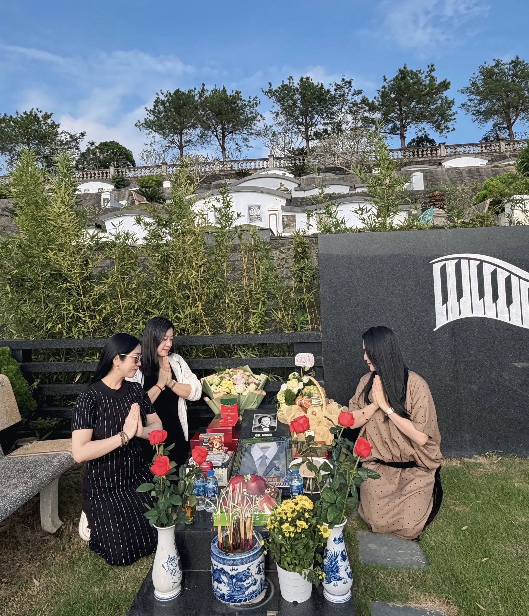 Dàn nghệ sĩ viếng mộ GS.NSND Trung Kiên, tiết lộ về sự “xuất hiện” của cố nghệ sĩ tại Lời ca còn mãi- Ảnh 6. Dàn nghệ sĩ viếng mộ GS.NSND Trung Kiên, tiết lộ về sự “xuất hiện” của cố nghệ sĩ tại Lời ca còn mãi- Ảnh 6.