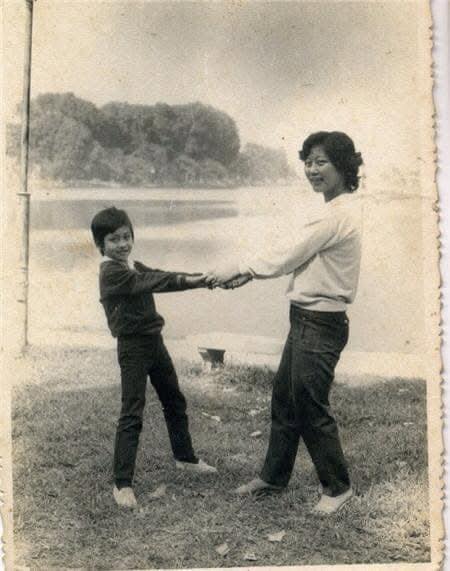 Mẹ Tuấn Hưng qua đời, xót xa với chia sẻ của nam ca sĩ "nắm lấy tay con mẹ ơi"- Ảnh 1. Mẹ Tuấn Hưng qua đời, xót xa với chia sẻ của nam ca sĩ "nắm lấy tay con mẹ ơi"- Ảnh 1.