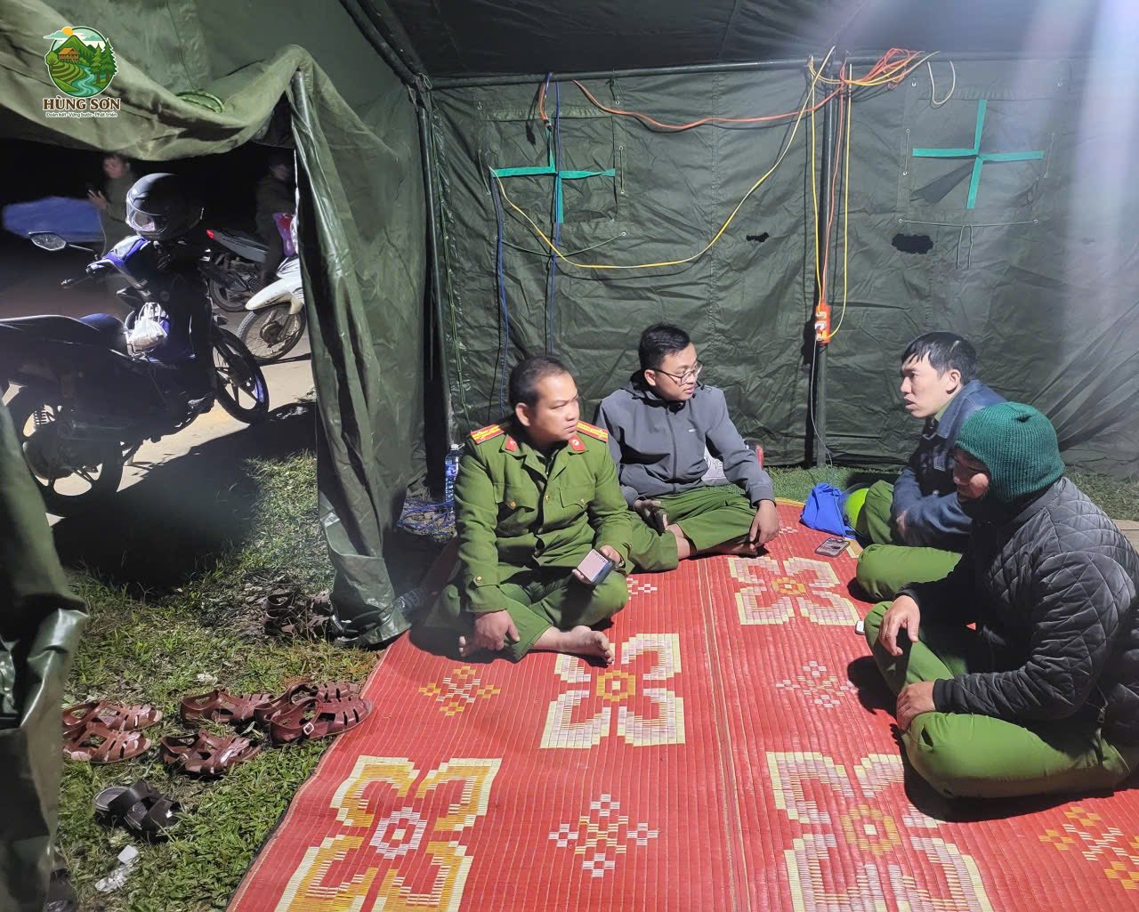 Sạt lở kinh hoàng ở Đà Nẵng: "Về đi em, con khát sữa đòi mẹ"!- Ảnh 2. Sạt lở kinh hoàng ở Đà Nẵng: "Về đi em, con khát sữa đòi mẹ"!- Ảnh 2.