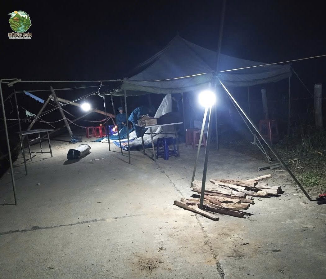 Sạt lở kinh hoàng ở Đà Nẵng: "Về đi em, con khát sữa đòi mẹ"!- Ảnh 1. Sạt lở kinh hoàng ở Đà Nẵng: "Về đi em, con khát sữa đòi mẹ"!- Ảnh 1.