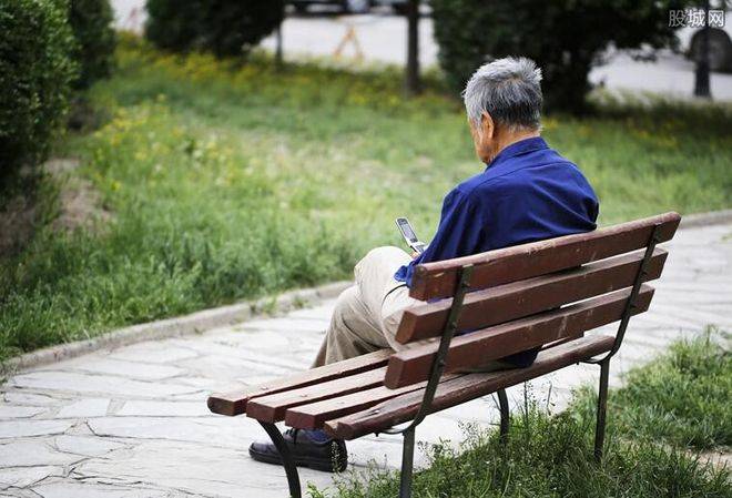 4 sự thật chỉ đến tuổi già mới nhìn thấu, 50 - 60 tuổi vẫn còn kịp chuẩn bị- Ảnh 2.