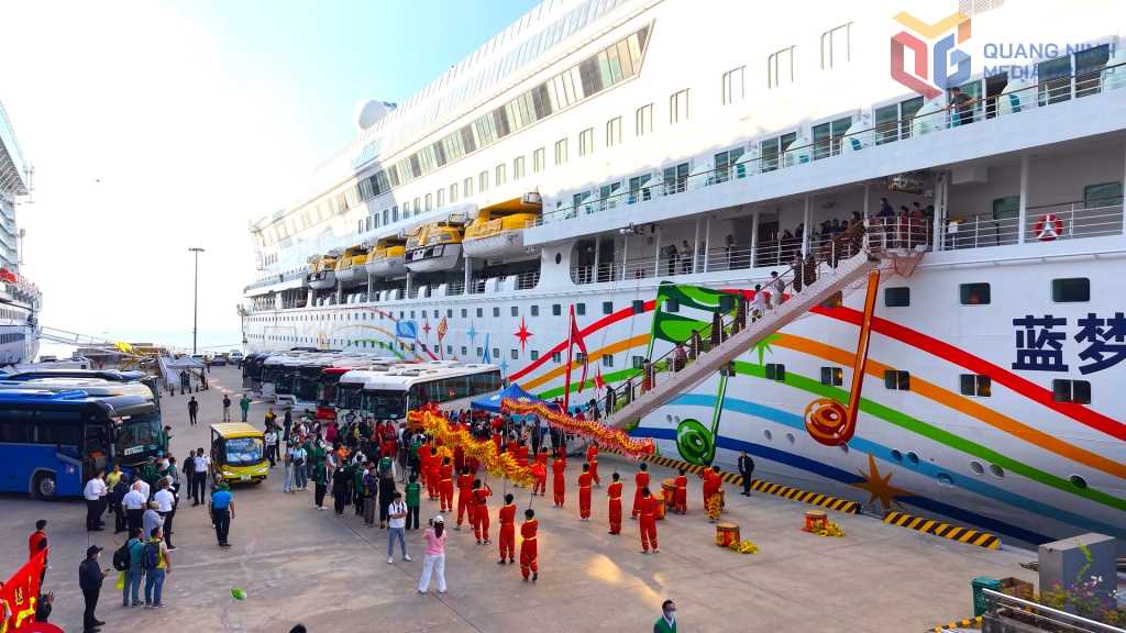 Mở màn cho chuỗi ngày sôi động, chuyến tàu biển Trung Quốc đầu tiên năm 2025 đã cập bến Quảng Ninh- Ảnh 2.