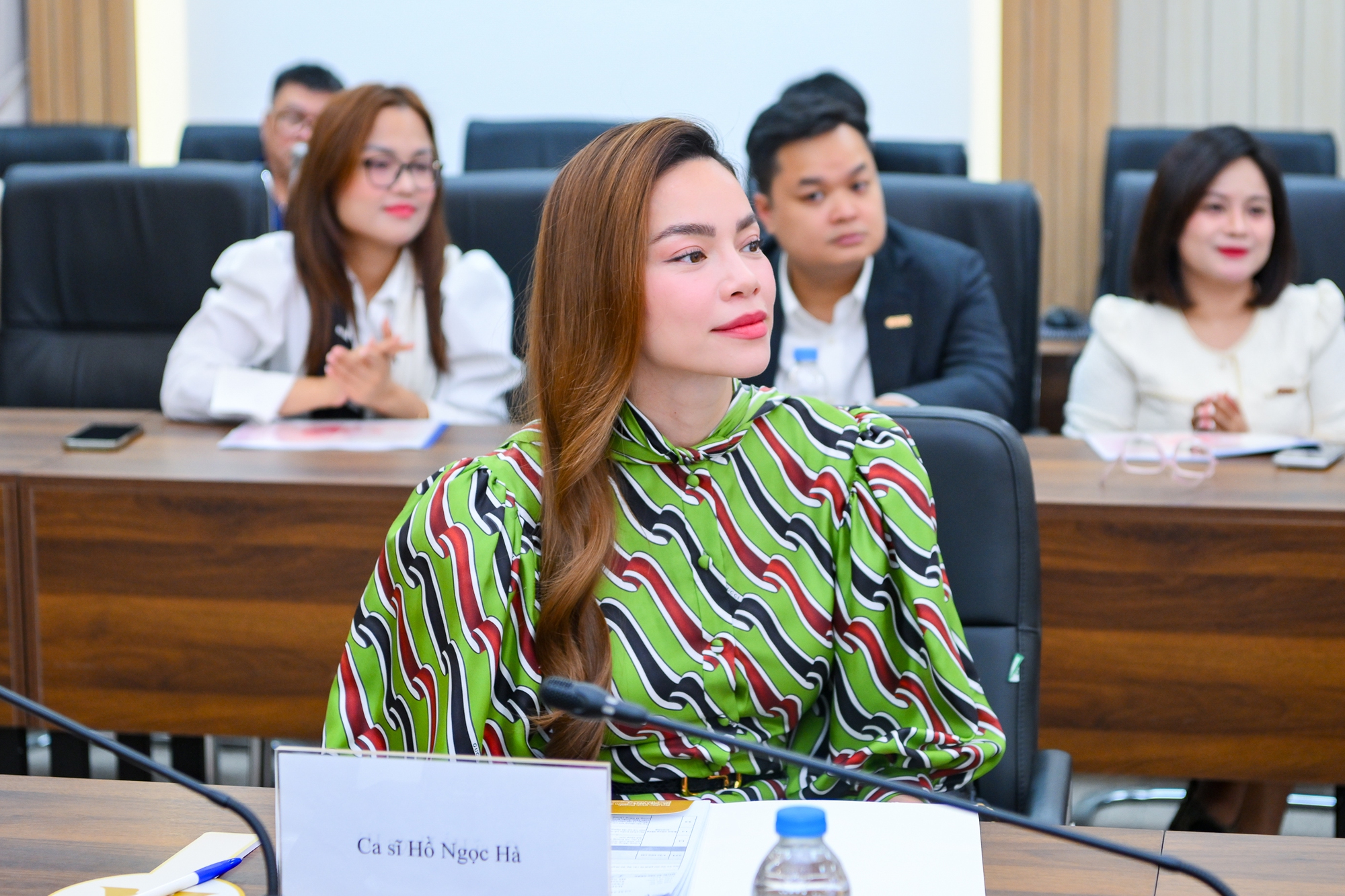 Hồ Ngọc Hà xúc động tặng 500 triệu đồng cho 2 dự án của Giải thưởng Hành động vì Cộng đồng 2025- Ảnh 1. Hồ Ngọc Hà xúc động tặng 500 triệu đồng cho 2 dự án của Giải thưởng Hành động vì Cộng đồng 2025- Ảnh 1.