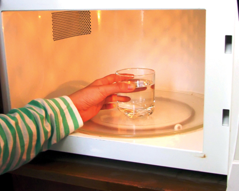 Dùng lò vi sóng đun sôi nước có sao không? Chuyên gia đưa ra cảnh báo đặc biệt- Ảnh 1.