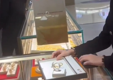 Bé gái thử đeo chiếc vòng vàng vào tay, 10 giây sau bị đòi bồi thường gần 4 triệu đồng: Cảnh sát vào cuộc, bên bán có phản ứng lạ- Ảnh 1.