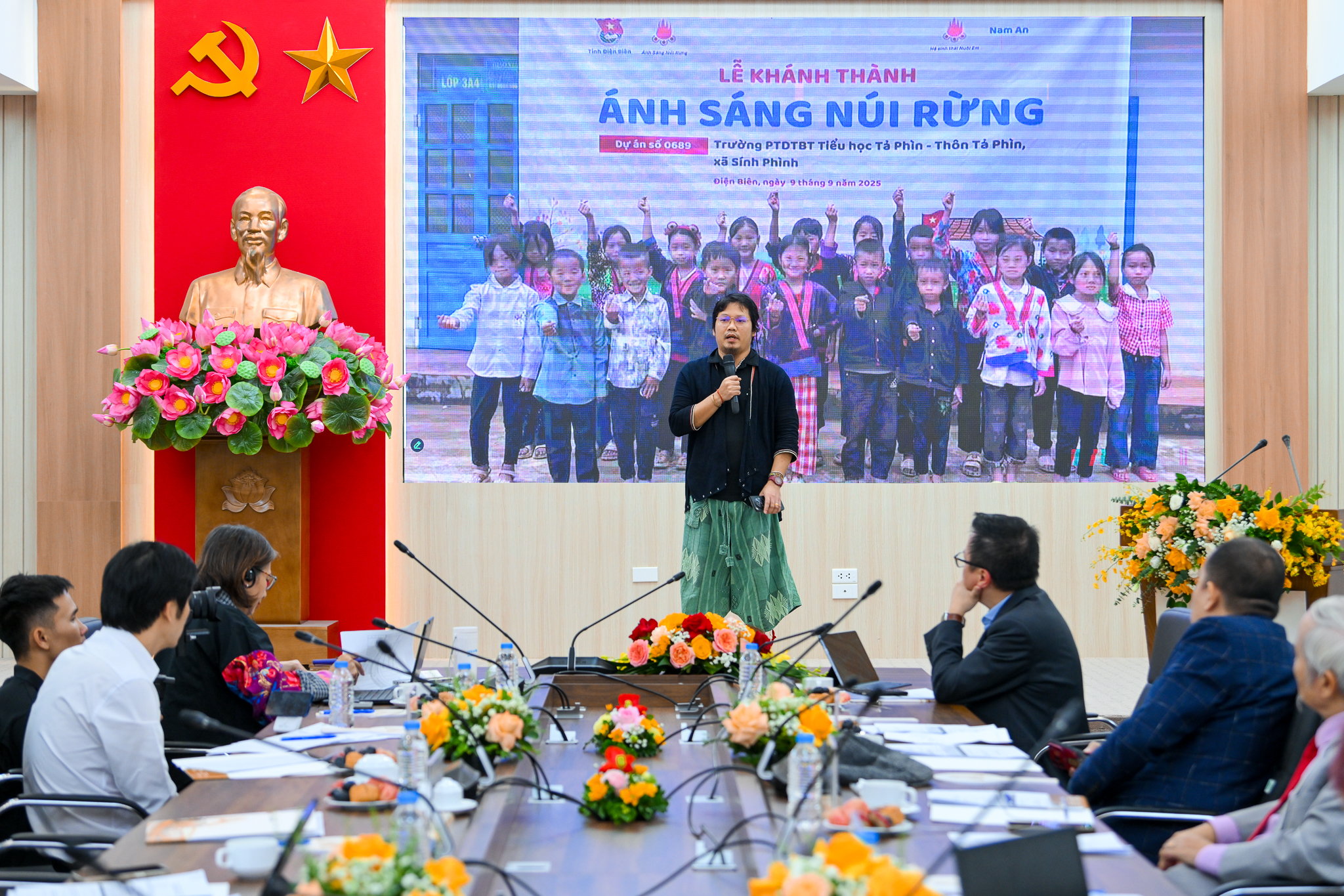 Từ "2.000đ biến thành 196 tỷ" đến "chàng shipper" phục dựng 8.000 ảnh liệt sĩ: Hành trình ấn tượng tại Human Act Prize 2025- Ảnh 4. Từ "2.000đ biến thành 196 tỷ" đến "chàng shipper" phục dựng 8.000 ảnh liệt sĩ: Hành trình ấn tượng tại Human Act Prize 2025- Ảnh 4.