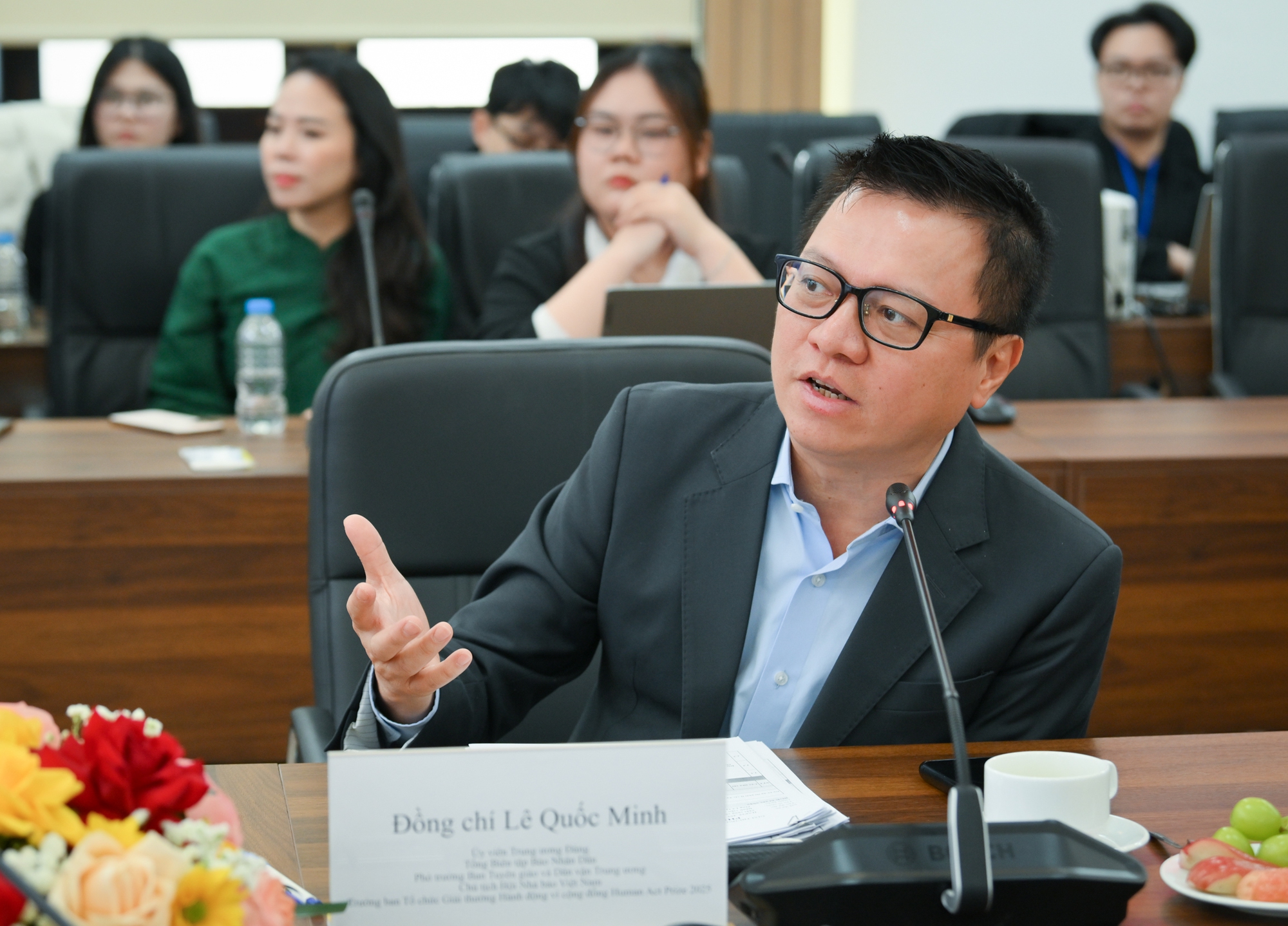 Nhận được món quà bất ngờ từ nhà báo Lê Quốc Minh và ca sĩ Hồ Ngọc Hà, hai người "vác tù và hàng tổng" nói gì?- Ảnh 1.