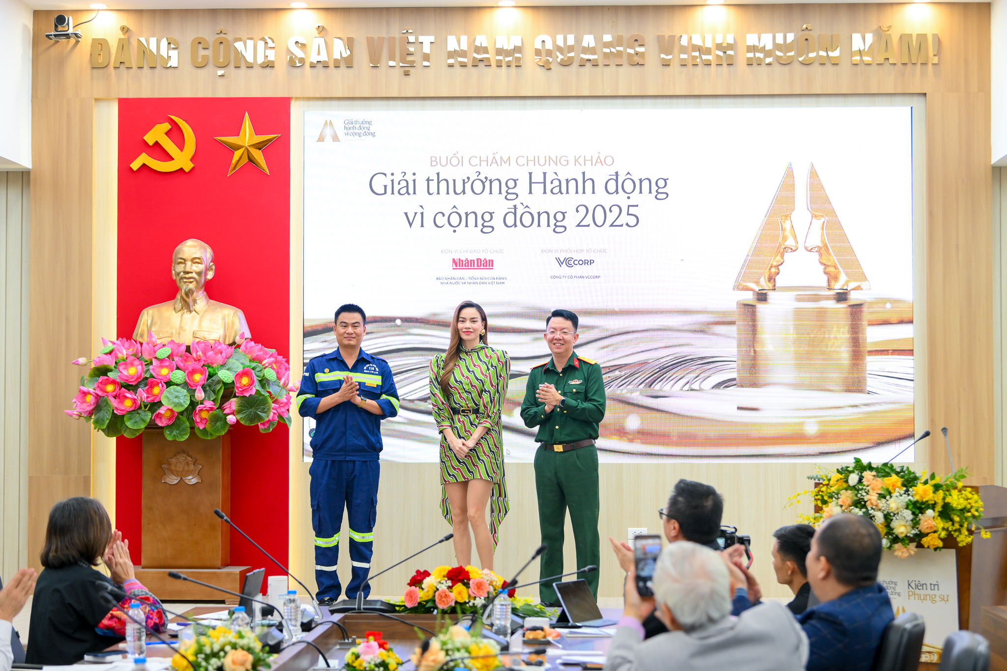 Từ "2.000đ biến thành 196 tỷ" đến "chàng shipper" phục dựng 8.000 ảnh liệt sĩ: Hành trình ấn tượng tại Human Act Prize 2025- Ảnh 8. Từ "2.000đ biến thành 196 tỷ" đến "chàng shipper" phục dựng 8.000 ảnh liệt sĩ: Hành trình ấn tượng tại Human Act Prize 2025- Ảnh 8.