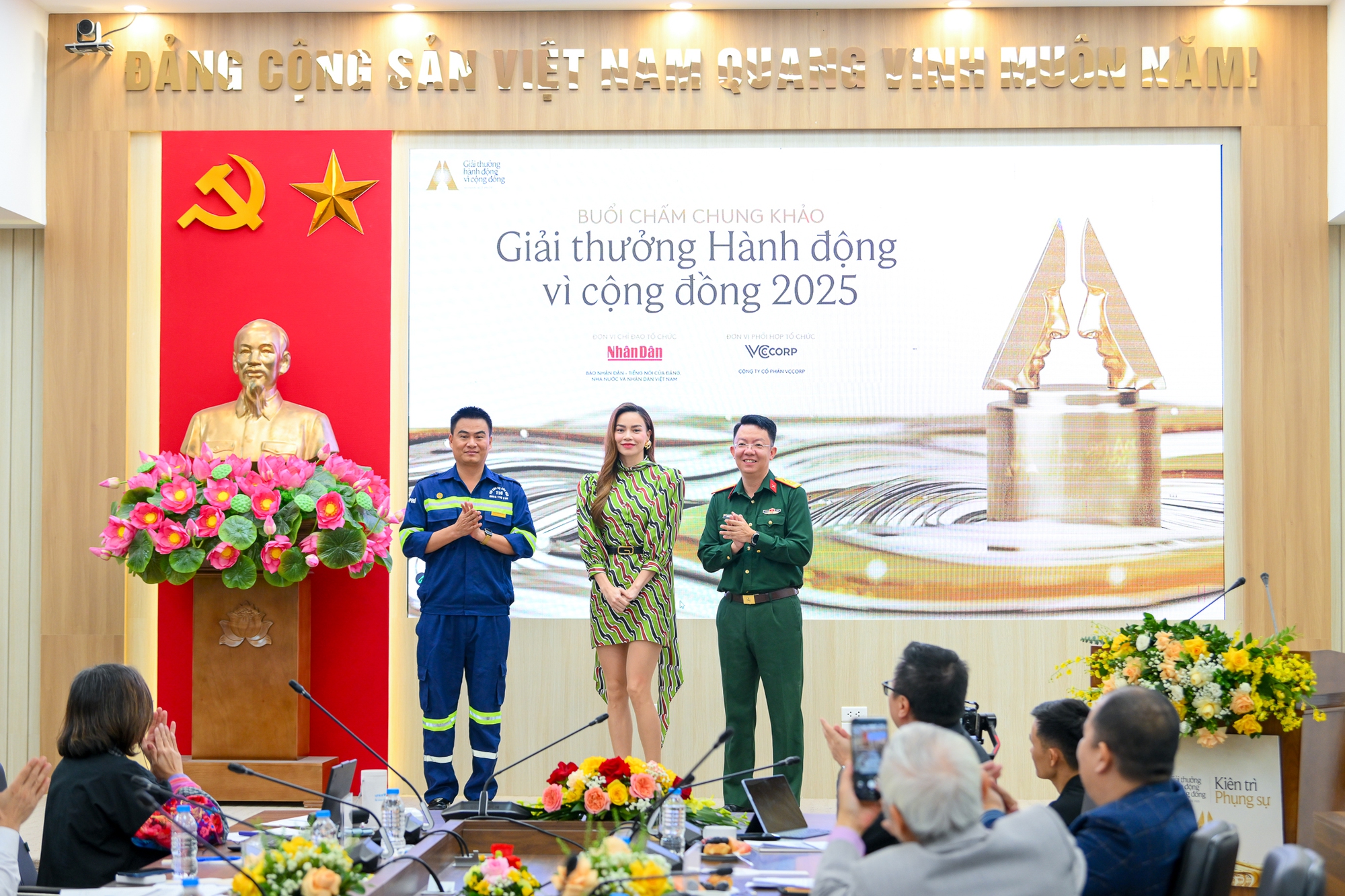 Nhận được món quà bất ngờ từ nhà báo Lê Quốc Minh và ca sĩ Hồ Ngọc Hà, hai người "vác tù và hàng tổng" nói gì?- Ảnh 2. Nhận được món quà bất ngờ từ nhà báo Lê Quốc Minh và ca sĩ Hồ Ngọc Hà, hai người "vác tù và hàng tổng" nói gì?- Ảnh 2.