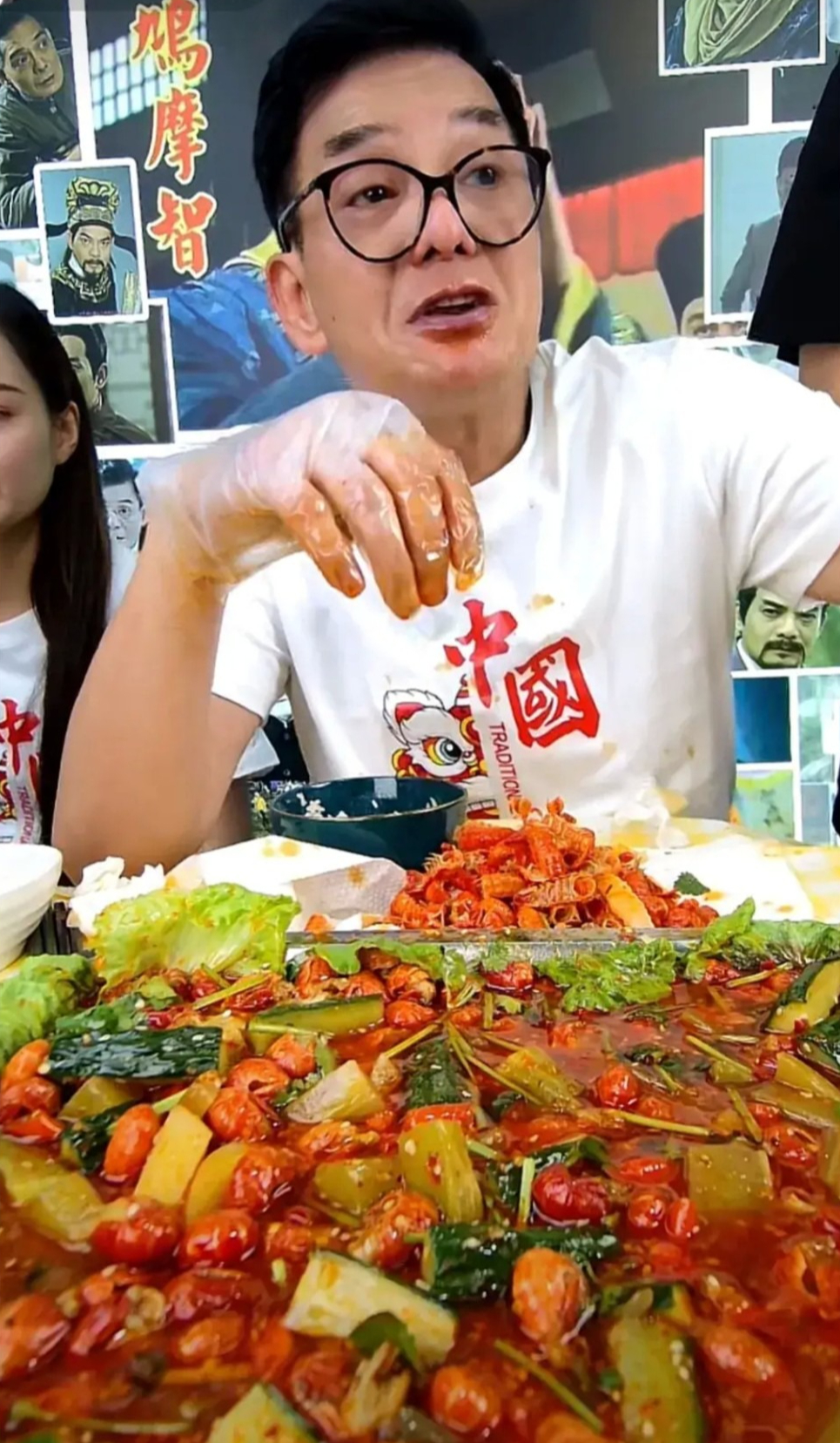 Sự hết thời của nam diễn viên phim giờ vàng: Sáng livestream ăn lẩu phân bò, tối đẩy xe bán bò viên vỉa hè- Ảnh 3. Sự hết thời của nam diễn viên phim giờ vàng: Sáng livestream ăn lẩu phân bò, tối đẩy xe bán bò viên vỉa hè- Ảnh 3.