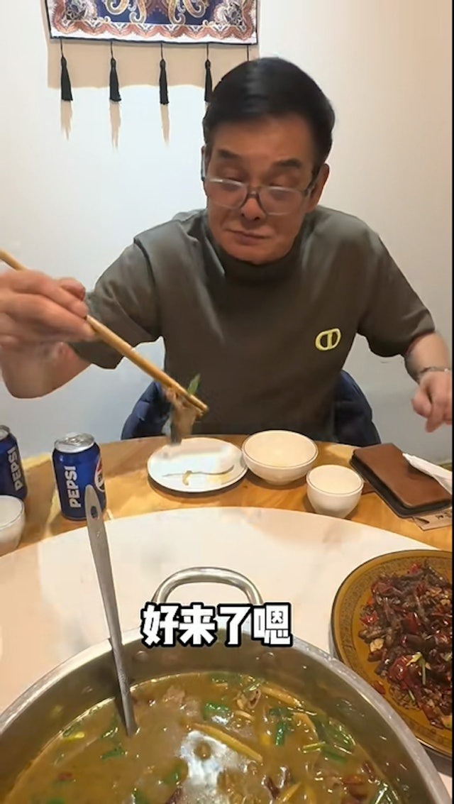 Sự hết thời của nam diễn viên phim giờ vàng: Sáng livestream ăn lẩu phân bò, tối đẩy xe bán bò viên vỉa hè- Ảnh 5. Sự hết thời của nam diễn viên phim giờ vàng: Sáng livestream ăn lẩu phân bò, tối đẩy xe bán bò viên vỉa hè- Ảnh 5.