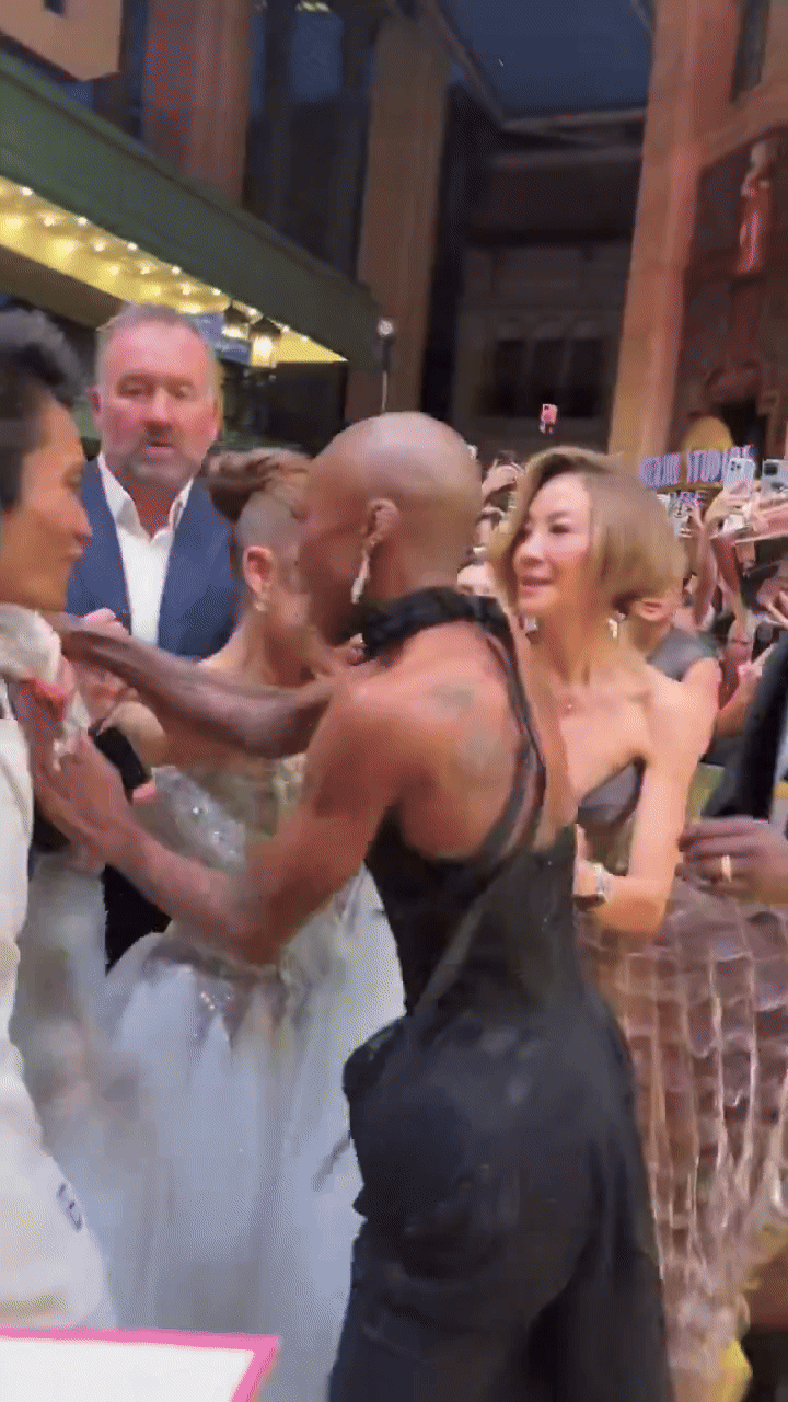 Ariana Grande bị fan cuồng tấn công giữa sự kiện, 1 Ariana Grande bị fan cuồng tấn công giữa sự kiện, 1