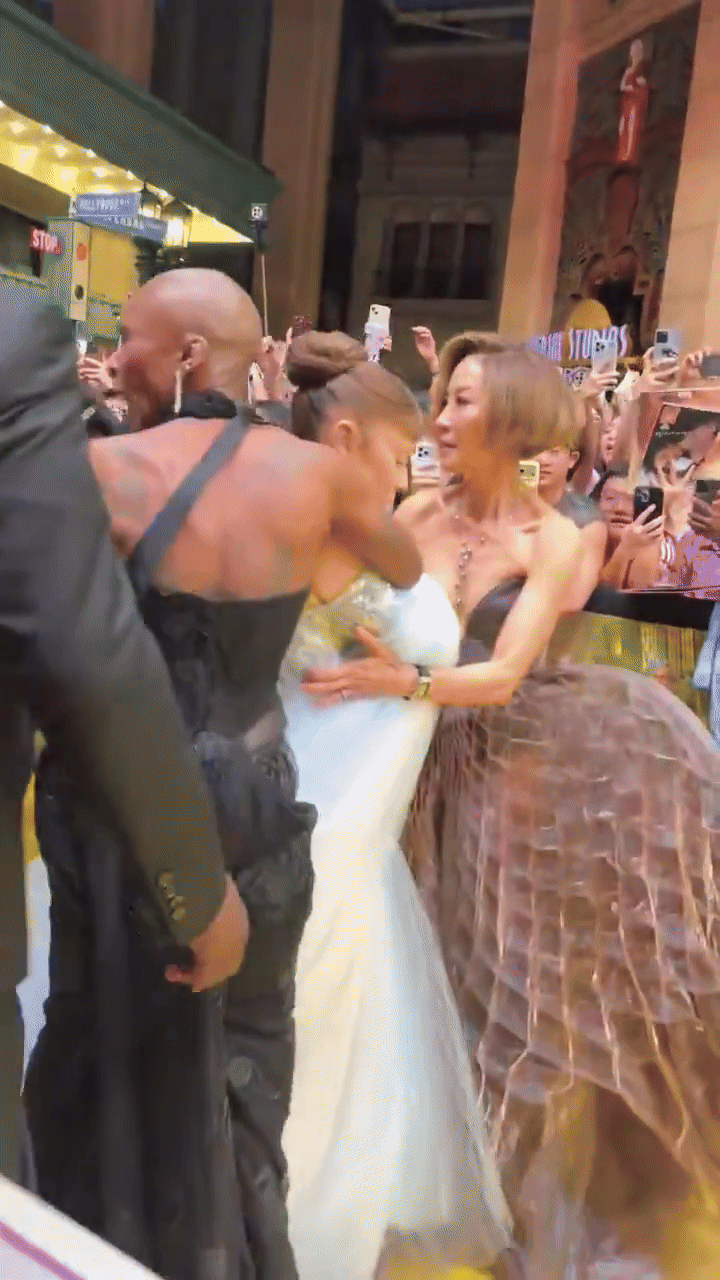 Ariana Grande bị fan cuồng tấn công giữa sự kiện, 1 Ariana Grande bị fan cuồng tấn công giữa sự kiện, 1