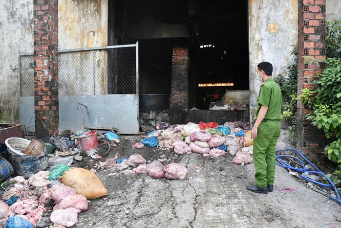 Công an Đà Nẵng phát hiện cơ sở chế biến mỡ động vật trái phép trong nghĩa trang - Ảnh 1.