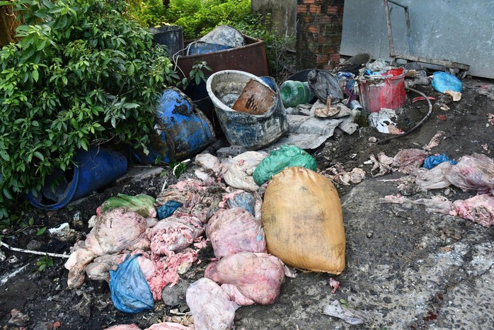 Công an Đà Nẵng phát hiện cơ sở chế biến mỡ động vật trái phép trong nghĩa trang - Ảnh 6.