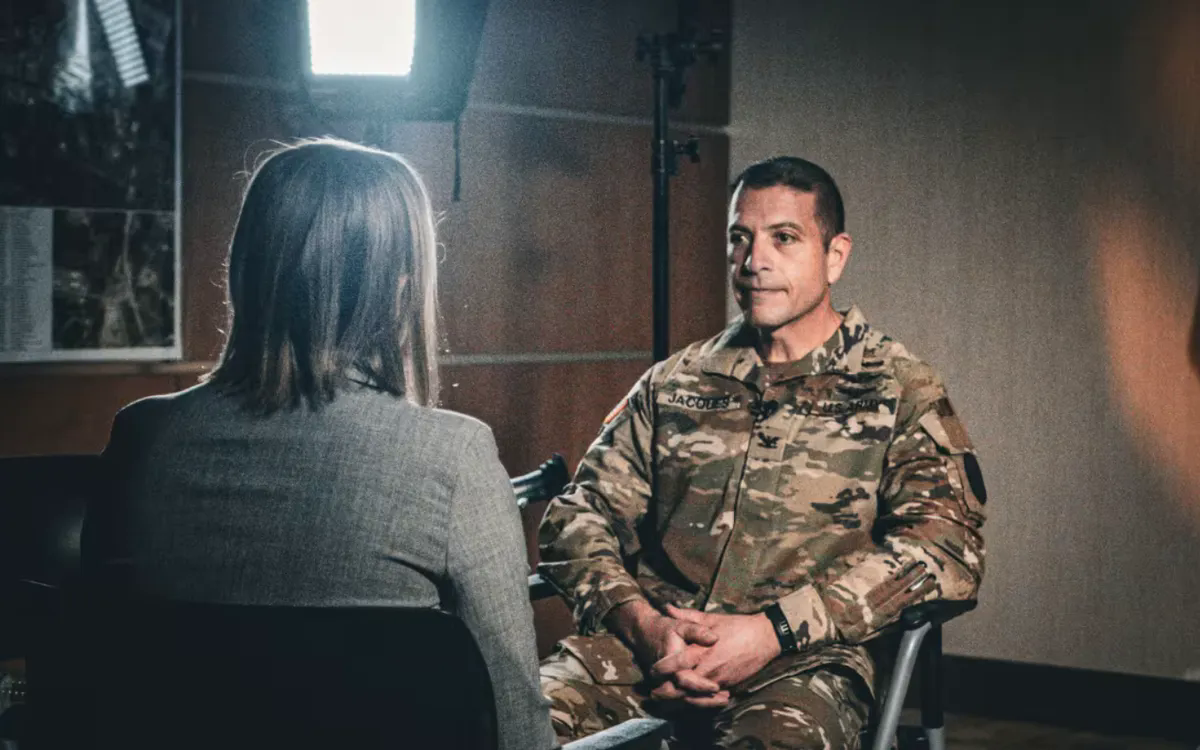 Đại t&aacute; Mark Jacques, chỉ huy Trung t&acirc;m Y tế Qu&acirc;n đội Darnall đang tr&ograve; chuyện với ph&oacute;ng vi&ecirc;n k&ecirc;nh NBC về vụ b&ecirc; bối của một b&aacute;c sĩ qu&acirc;n y (Ảnh: NBC News)